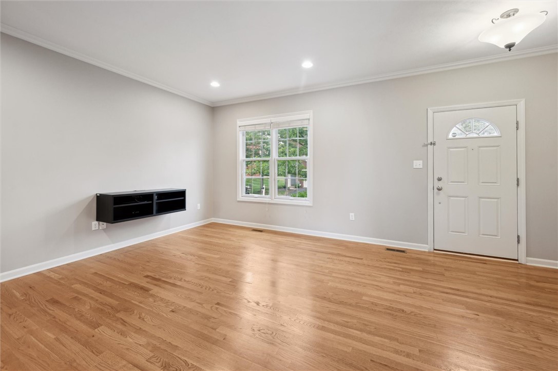 409 Marshall Ht Marshall, PA 15090